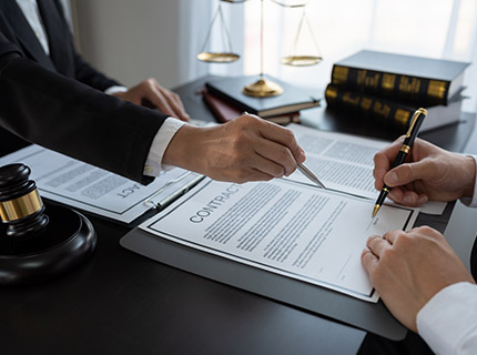 businessmen-and-lawyers-discuss-and-explain-the-co-VLUMCZN