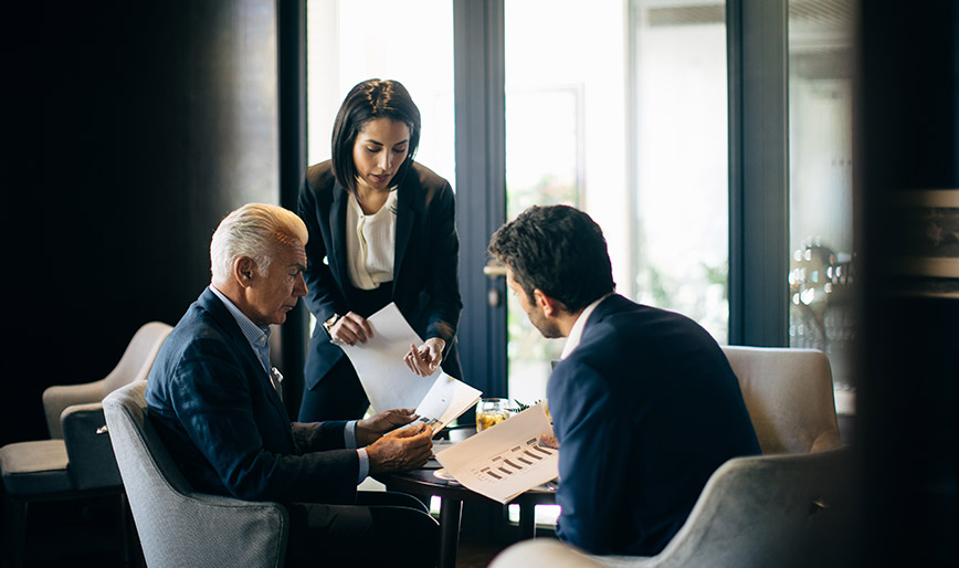 businesswoman-and-men-having-meeting-in-hotel-rest-H4CES84